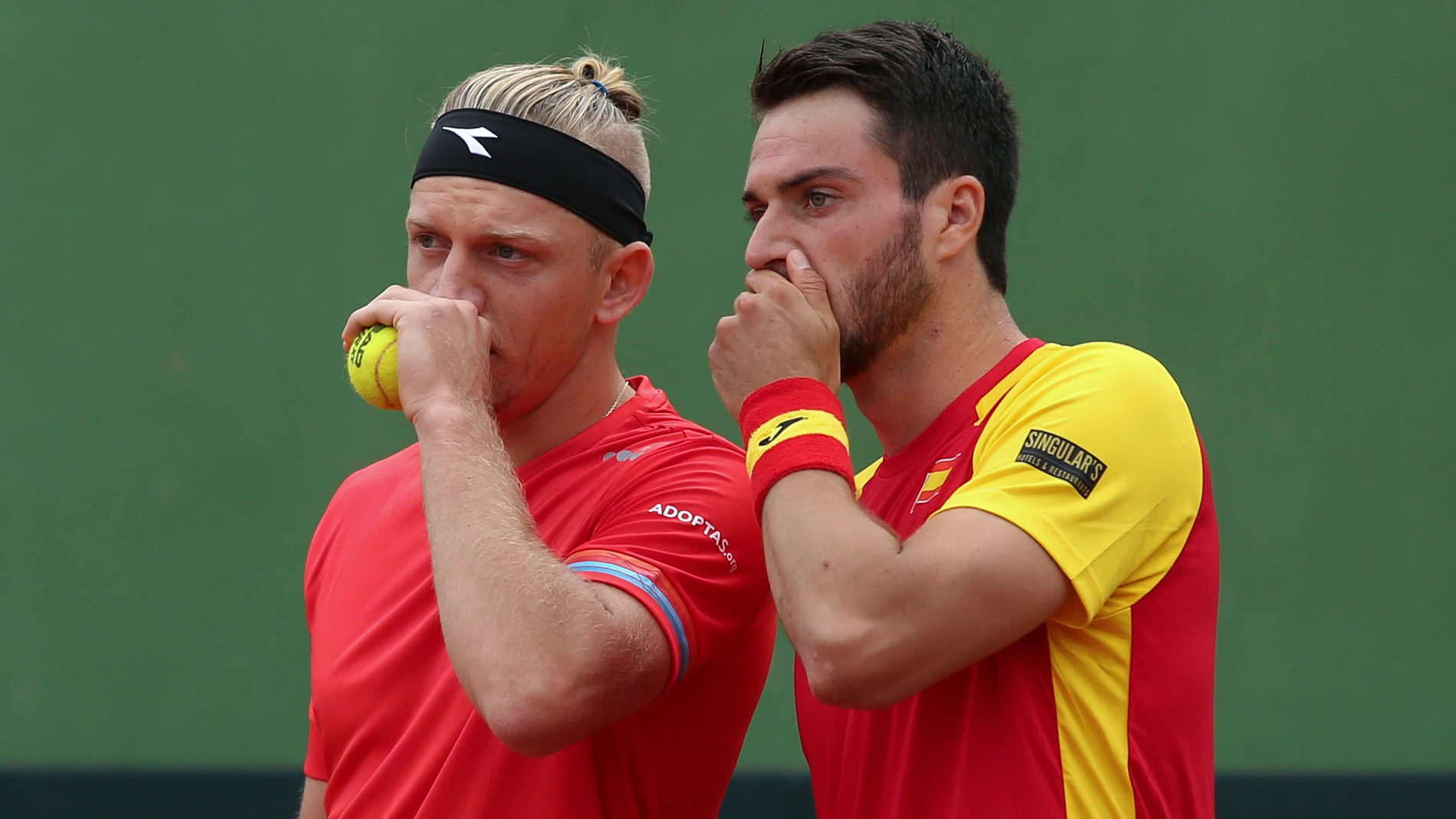 Alejandro Davidovich y Pedro Martínez planifican una jugada en el partido de dobles contra Horia Tecau y Marius Copil