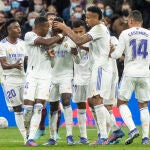Los jugadores del Real Madrid celebran el gol del empate ante la Real Sociedad