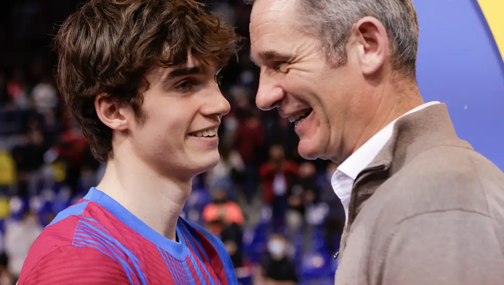 Iñaki Urdangarín (d) habla con su hijo Pablo tras el encuentro de Liga Asobal entre el Barça y el Fraikin Granollers disputado este sábado en Barcelona. EFE/ Quique García