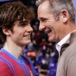 Iñaki Urdangarín (d) habla con su hijo Pablo tras el encuentro de Liga Asobal entre el Barça y el Fraikin Granollers disputado este sábado en Barcelona. EFE/ Quique García