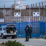 MELILLA, 05/03/2022.- Intento de salto de la valla de Melilla por el paso fronterizo del barrio chino, después de que la valla fronteriza haya sufrido tres jornadas consecutivas de presión migratoria con intentos de entrada en los que han participado, en total, unos 4.700 inmigrantes. EFE / Miguel Osés