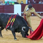 OLIVENZA(BADAJOZ), 05/03/2022.-Morante de la Puebla en la lidia de su segundo toro de la ganadería de Zaluendo, este sábado en la Feria de Olivenza, que celebra su 31 edición tras el parón de los dos años anteriores por la pandemia.- EFE/ Jero Morales