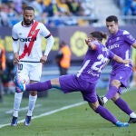Bebé y el Pacha Díaz, con el Cádiz de morado por el 8M. AFP7