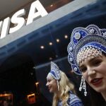 Una joven rusa con un traje tradicional en un stand de Visa en Moscú