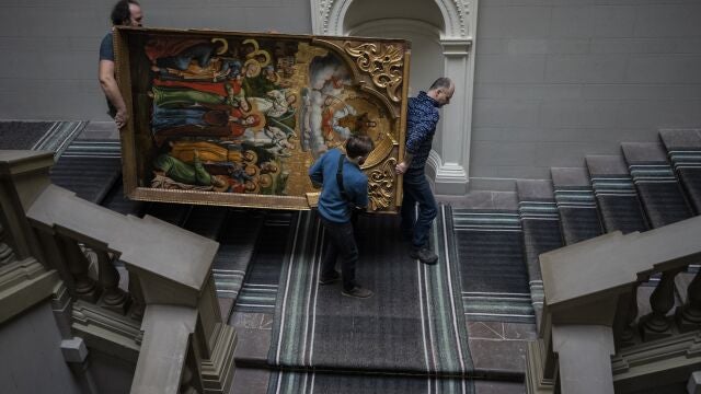 Los trabajadores del Museo Nacional Andrey Sheptytsk trasladan la Anunciación a la Santísima Virgen de Bohorodchany en la ciudad de Lviv