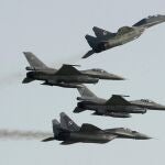 Dos MiG-29 y dos F-16, durante una exhibición, en Polonia
