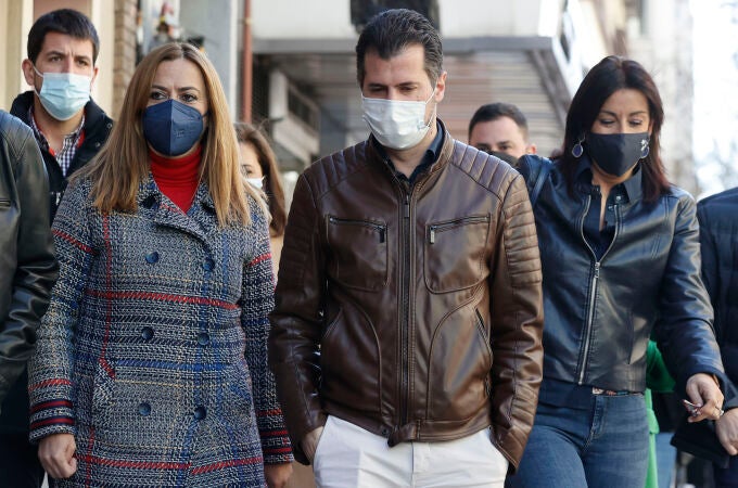El secretario general del PSOE de Castilla y León, Luis Tudanca (c), a su llegada al Comité Federal del PSOE celebrado este domingo para analizar la situación de Ucrania tras la invasión por parte de Rusia, así como las consecuencias de esta guerra para España y el conjunto de la Unión Europea. EFE/ Emilio Naranjo