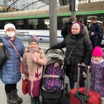 Irina Sivir de Kiev junto a sus hijos y su madre a la llegada el jueves a la estación central de Berlín