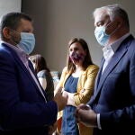 El vicepresidente del Partido Popular Europeo y eurodiputado, Esteban González Pons, y la secretaria general del PP de la Comunitat Valenciana, María José Catalá, junto al presidente de la asociación de Ucrania en la Comunitat Valenciana, Mihail Petrunyak