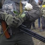 Un miembro del Ejército ucraniano sostiene una flor durante la boda de dos compañeros ayer en Kiev