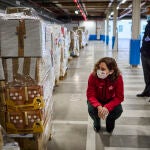 La presidenta de la Comunidad de Madrid, Isabel Díaz Ayuso, en su visita este lunes al centro de coordinación logístico habilitado por el Gobierno regional en el Hospital público Enfermera Isabel Zendal para canalizar la ayuda que se va a enviar a Ucrania.