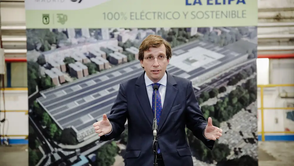 El alcalde de Madrid, José Luis Martínez-Almeida, interviene durante su visita a las instalaciones del Centro de Operaciones de La Elipa