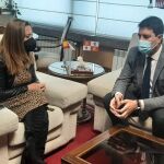 Ángel Ibáñez y Virginia Barcones durante el encuentro mantenido en la delegación del Gobierno