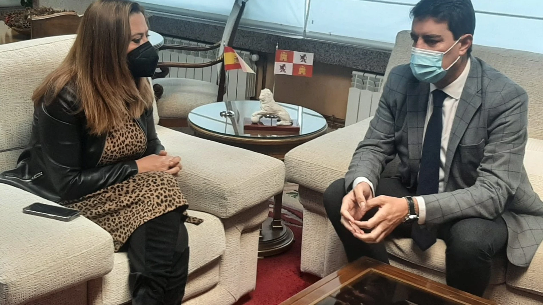 Ángel Ibáñez y Virginia Barcones durante el encuentro mantenido en la delegación del Gobierno