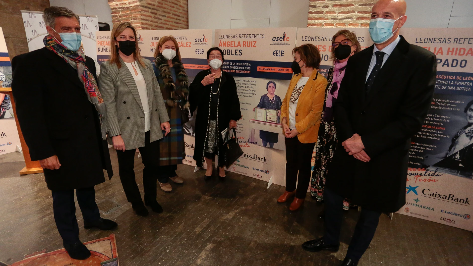 La Asociación de Mujeres Empresarias y Directivas de León (Asele) inaugura la exposición ‘Leonesas Referentes’, con la presencia del alcalde, José Antonio Diez y de la presidente del colectivo, Luisa Amoedo, entre otras autoridades