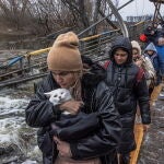 Mujeres huyen desde el frente de la ciudad de Irpín, en Kiev. Imagen del 7 de marzo