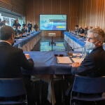 El ministro del Interior, Fernando Grande-Marlaska (d), durante la reunión en Cádiz donde ha presentado una nueva ampliación del Plan Especial de Seguridad para el Campo de Gibraltar para los años 2022 y 2023. EFE/Román Ríos