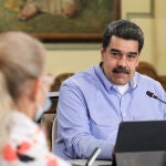 Fotografía cedida por Palacio de Miraflores donde se observa al presidente de Venezuela, Nicolás Maduro, en una reunión con miembros de su gabinete y alto mando militar, en Caracas (Venezuela)