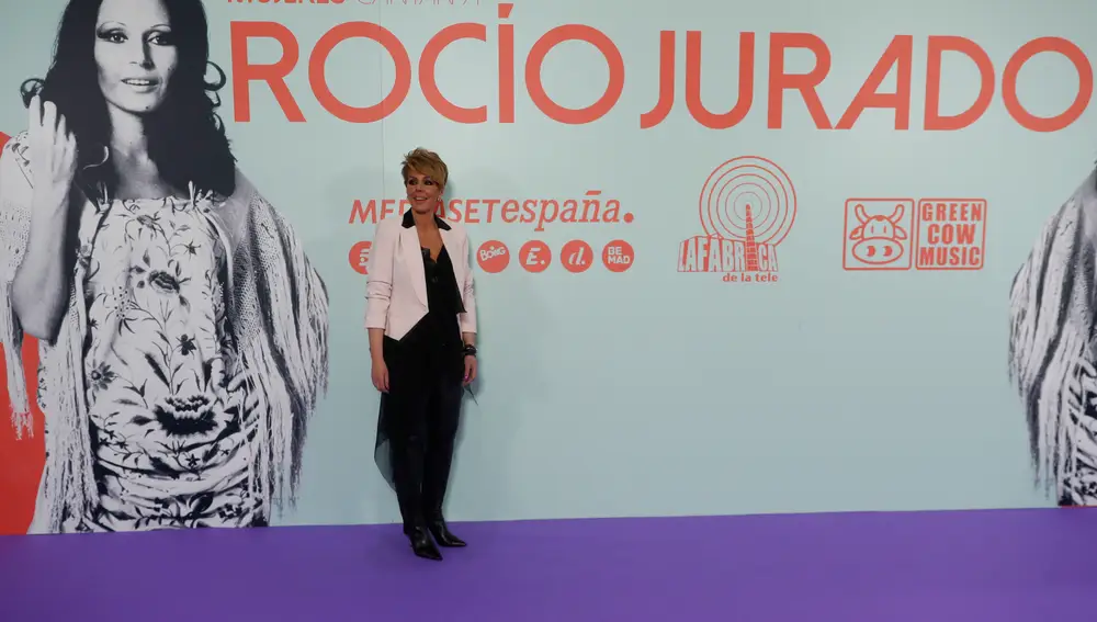 GRAF3268. MADRID (ESPAÑA), 08/03/2022.- La colaboradora de televisión Rocío Carrasco posa para los fotógrafos antes del concierto benéfico que rinde homenaje a su madre, Rocío Jurado, este martes en el Wizink Center de Madrid. EFE/ Javier Lizón