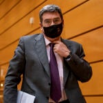 El ministro de Inclusión, Seguridad Social y Migraciones, José Luis Escrivá, a su llegada a una sesión de control al Gobierno en el Senado,