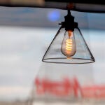 Lámpara con bombilla led en un bar