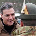 El presidente del Gobierno, Pedro Sánchez, en la base militar de Adazi, en Letonia, ayer