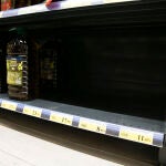 Un expositor casi vacío de botellas de aceite de girasol en un supermercado de Madrid