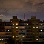 Un bloque de viviendas con las luces encendidas