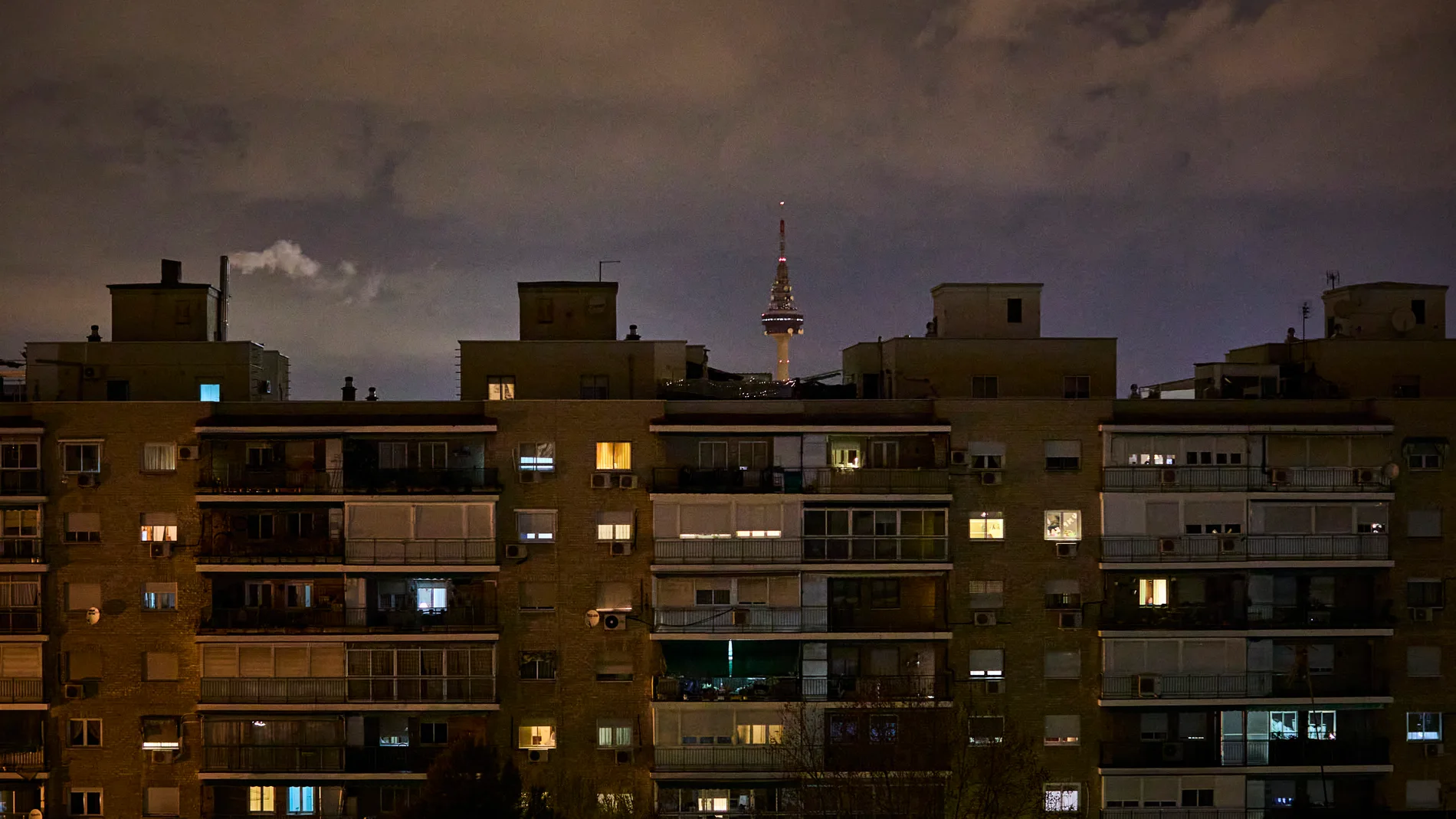 Un bloque de viviendas con las luces encendidas