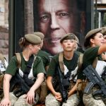 Mujeres soldados durante el ensayo de un desfile militar días antes del Día de la Independencia en Kiev en 2018