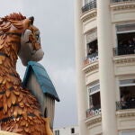 Operarios de la falla municipal, prosiguen con el montaje de la falla del Ayuntamiento