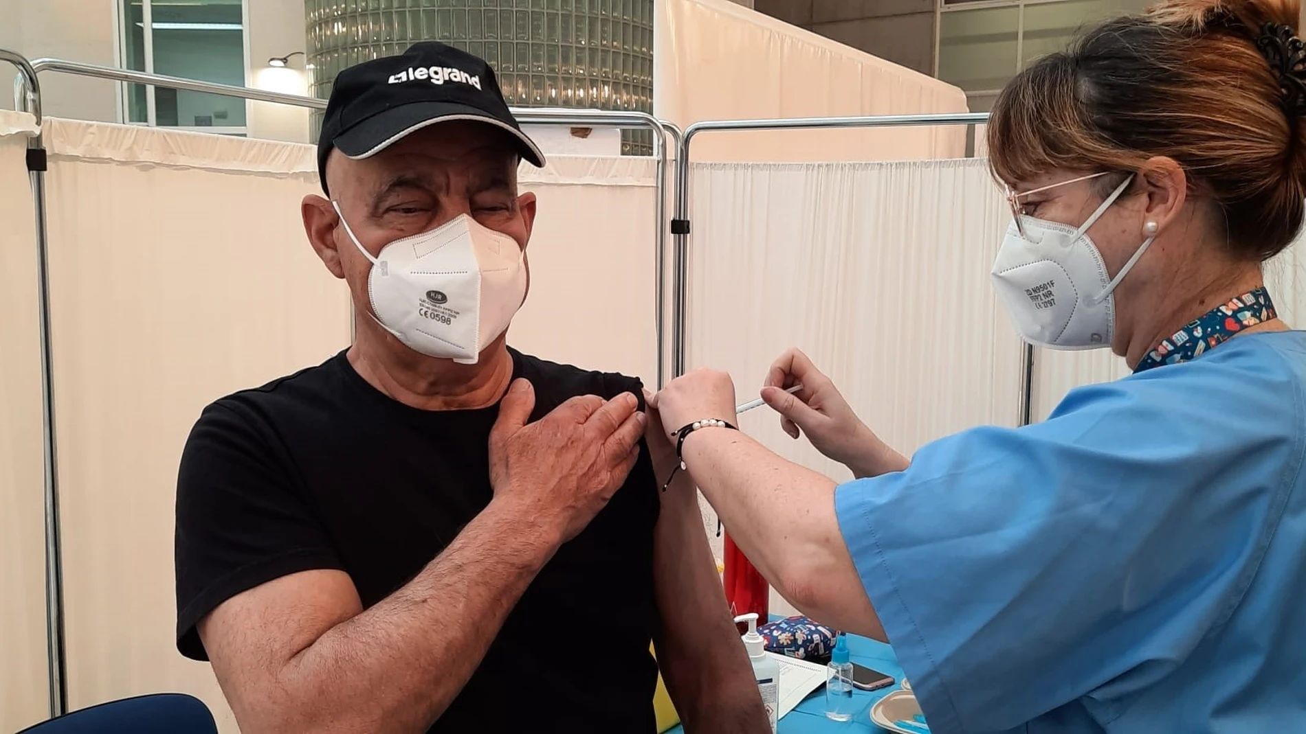 Administración de la cuarta dosis de la vacuna de Pfizer en el Hospital General Dr. Balmis de Alicante (Comunidad Valenciana)