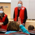 Alrededor de medio centenar de ucranianos llegados a la provincia de Alicante se han reunido en la sede de Cruz Roja