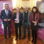 La concejala de Cultura y Turismo, Ana Redondo; el vicepresidente de la Diputación, Víctor Alonso Monge; el delegado del Concurso Mundial de Bruselas en España, Frédéric Galtie, entre otros, presentan el concurso