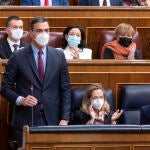 El presidente del Gobierno, Pedro Sánchez, en el Congreso de los Diputados, a 9 de marzo de 2022, junto a la vicepresidenta Nadia Calviño