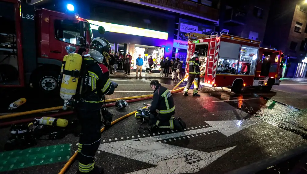 Los Bomberos de León intervienen en un incendio en una vivienda de la avenida Padre Isla de la capital leonesa
