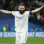 Karim Benzema celebra la victoria del Real Madrid contra el PSG.