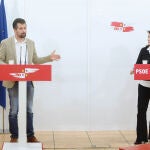 El secretario general del PSOE de Castilla y León y portavoz en las Cortes, Luis Tudanca (i), y la vicesecretaria general del PSOE, Adriana Lastra