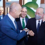 El consejero de Presidencia, Elías Bendodo, (2d) junto a el Alcalde de Sevilla, Antonio Muñoz, (i) y el Alcalde de Málaga, Francisco de la Torre, (d) durante la presentación Mow Forum Andalucía en Torre Sevilla. Joaquín Corchero / Europa Press