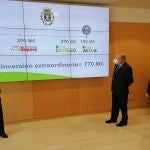 El presidente de la Diputación de Sevilla, Fernando Rodríguez Villalobos, acompañado de las diputadas de Cohesión Territorial, y Presidencia y Hacienda, Trinidad Argota.EP SEVILLA