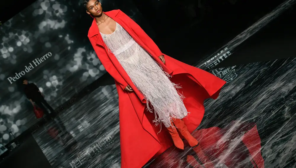Modelo desfila para Pedro del Hierro durante la Mercedes Benz Fashion Week celebrada en Ifema, a 10 de marzo de 2022, en Madrid (España).