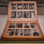 Exposición fotográfica de Kâulak. Antonio Cánovas del Castillo Vallejo fue un intelectual polifacético que desarrolló una intensa actividad en varias facetas, caracterizada por la dinamización de la cultura, y sobre todo de la Fotografía, su vocación. Fue además pintor, crítico de arte, escritor, empresario y político. Su trayectoria y experiencia como fotógrafo tiene dos partes divididas por la creación de la galería Kâulak: la primera amateur, entre los años 1890 y 1904, y la segunda como profesional (Dalton Kâulak) desde éste último año hasta su fallecimiento en 1933. En la exposición se exhiben más de 160 obras (fotografías, libros impresos, grabados, instrumentos de fotografía, óleos, etc.) pertenecientes a la BNE y a otras instituciones y coleccionistas españoles. El interés de Kâulak por la conservación de los originales fotográficos de su archivo, y por la creación de una iconografía con los retratos de personajes de su época (
