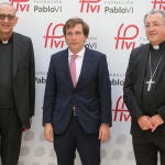 El cardenal Juan José Omella, el alcalde de Madrid, José Luis Martínez-Almeida, y el obispo de Getafe, Ginés Ramón García Beltrán, intervienen en la clausura del II Congreso Iglesia y Sociedad de la Fundación Pablo VI en Madrid (España)