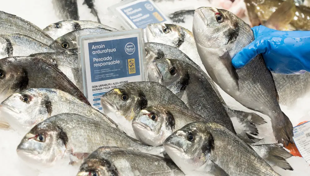 Pescado responsable Eroski Natur con sello GGN en la pescadería del hipermercado Eroski Artea MITXI 23/02/2022