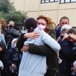 Una mujer ucraniana abraza a su madre de acogida a la llegada de un bus con refugiados a la Universitat Politècnica de València