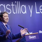 El presidente del PP de Castilla y León, Alfonso Fernández Mañueco, comparece en una rueda de prensa tras una reunión telemática con los presidentes provinciales para explicarles el pacto con Vox