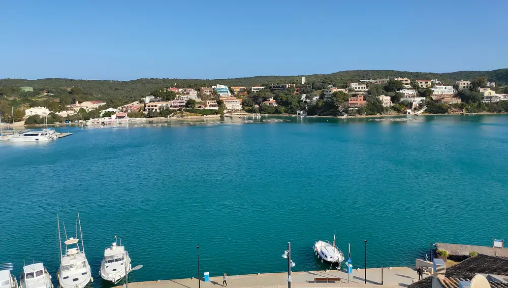 El puerto de Mahón es uno de los más largo del mundo y de los más hermosos