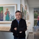 Gervasio Sánchez posa durante la inauguración de «Activistas por la vida», exposición organizada por la asociación Entrepobles y el Colegio Mayor Rector Peset de la Universidad de Valencia