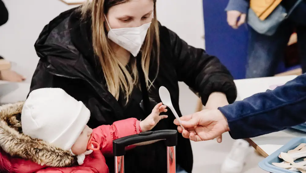 Un bebé y su madre refugiados ucranianos, a su llegada al Hospital de Emergencias Enfermera Isabel Zendal.