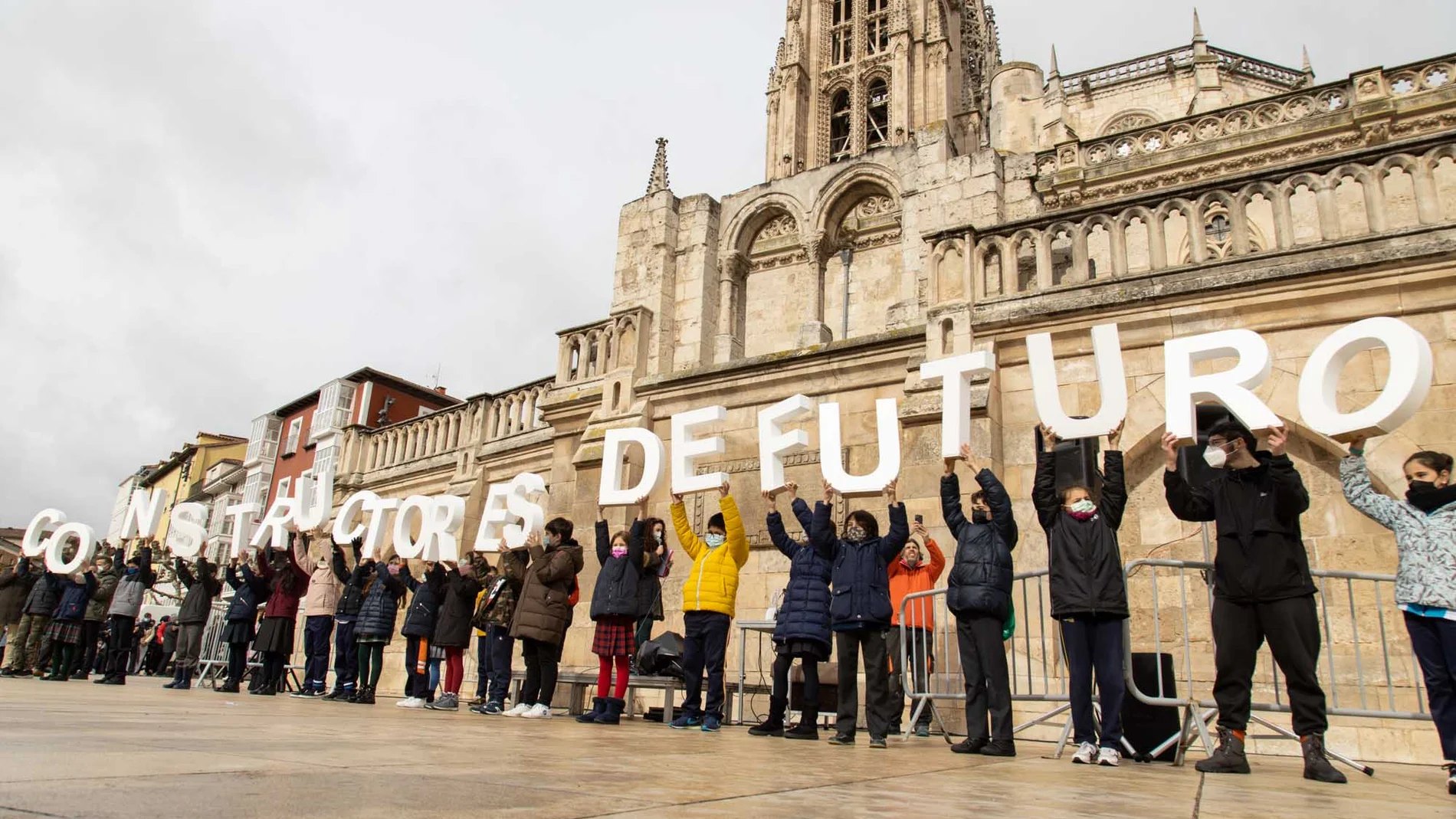 Un gran abrazo a la Catedral de Burgos para celebrar el Día de Escuelas Católicas y reclamar por la paz en Ucrania
